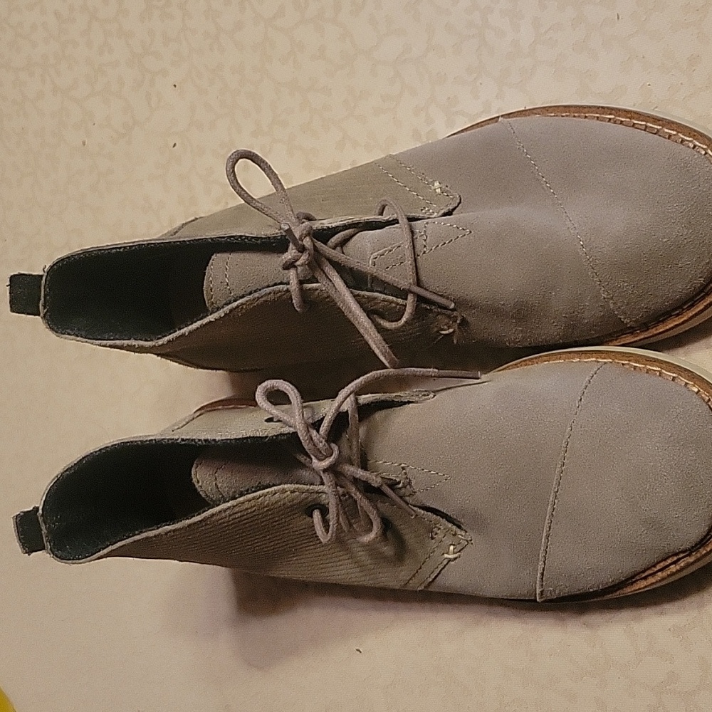 Tom's Chukka boots
